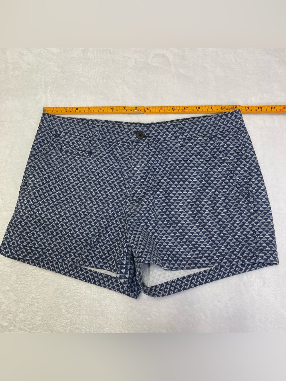 GAP Women’s 8 Reg Navy Geometric Triangle Print Shorts 5 Pockets 4” inseam - Picture 7 of 8
